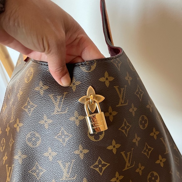 🔥🔥🔥Discontinued Louis Vuitton Monogram Flower Hobo, Pristine condition!🫶🏽 - Picture 16 of 17